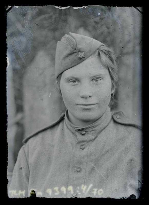 Portree: tundmatu naine sõjaväevormis