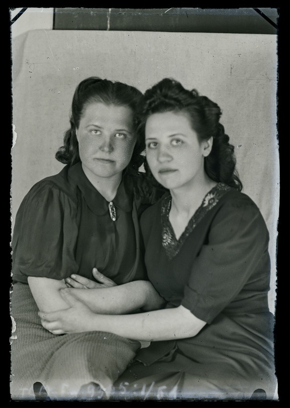 Kaksikportree: Ellen Aava ja Marta Kaal