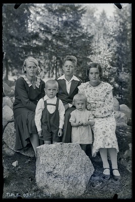 Grupiportree: Kivistu pere , Kuusemetsa talu, Tammiku küla.  similar photo