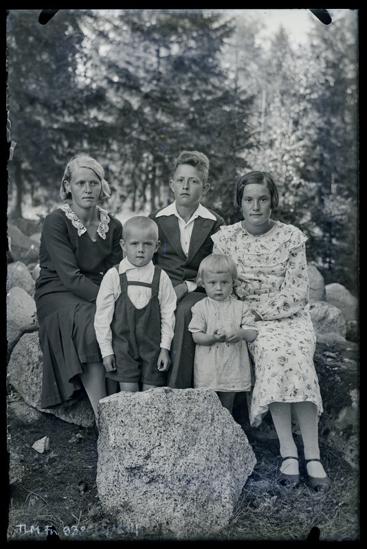 Grupiportree: Kivistu pere , Kuusemetsa talu, Tammiku küla.