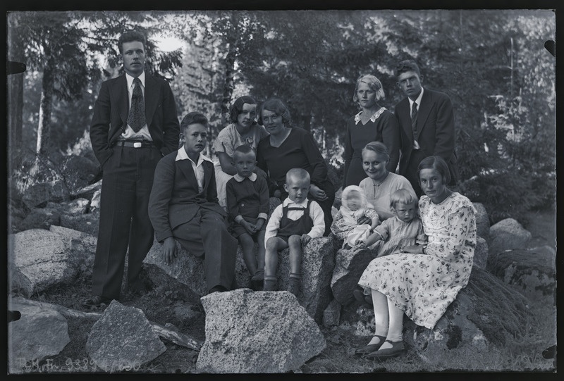 Grupiportree: Kivistu pere, Kuusemetsa talu, Tammiku küla.