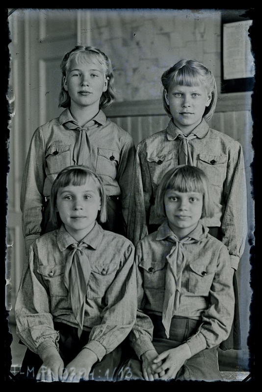 Grupiportree: I rida vasakult - Ellen Reinvald, Laine Kuusemets; II r v - Astrid Kuusemets, Valve Tuisk