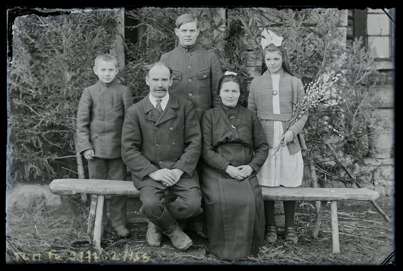 Grupiportree: perekonnaportree isa, ema ja kolme lapsega