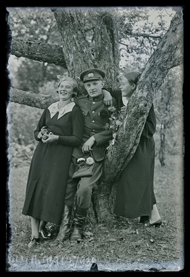 Grupiportree vasakult: Alvine Mihkelson, Erich Randoja, Alide Kull.  similar photo