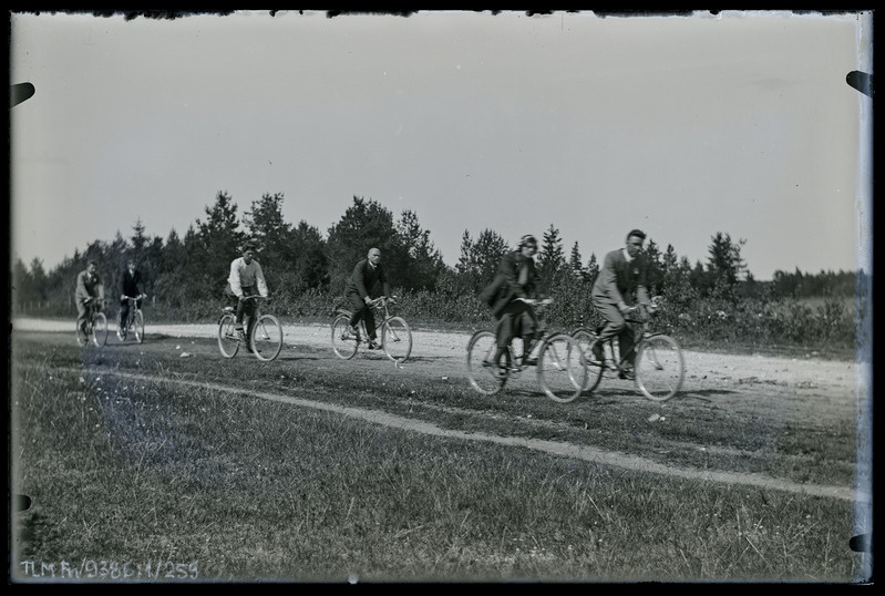Grupiportree: seltskond jalgratastel Pärtlimäel