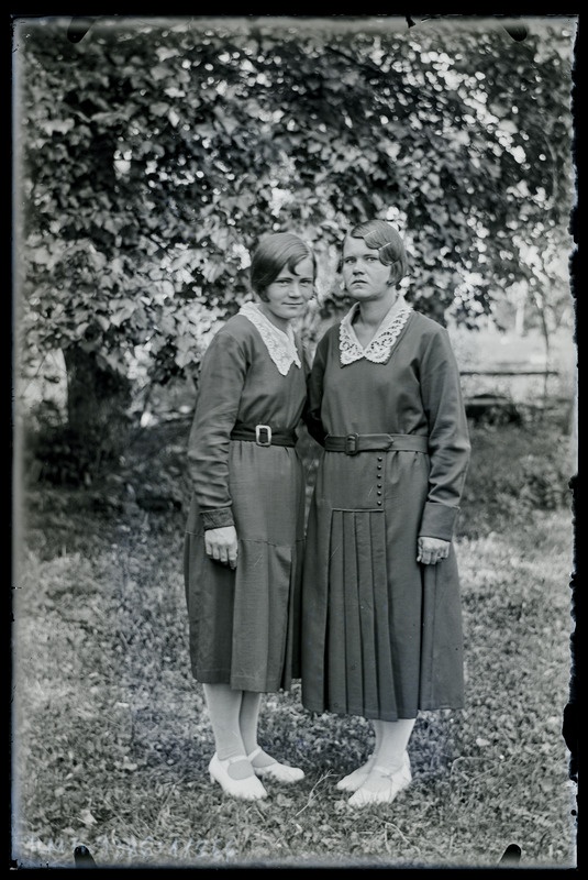 Kaksikportree: tundmatud naised piduriietes