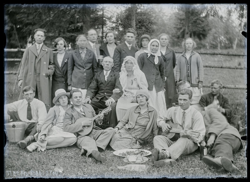 Grupiportree: tundmatu pruutpaar poseerimas koos pulmakülalistega.