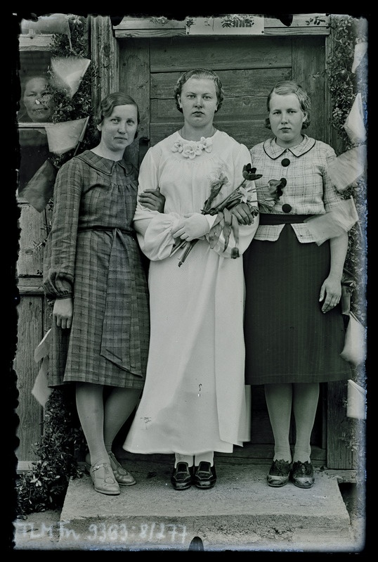 Grupiportree vasakult: Helmi Lehtmets, Alvine Mihkelson, tundmatud