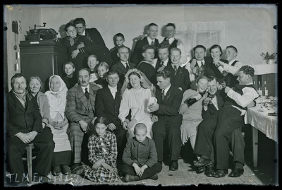 Grupiportree: Johannes ja Aliide Rikmanni pulmad Tuhala Vanakubja talus  similar photo