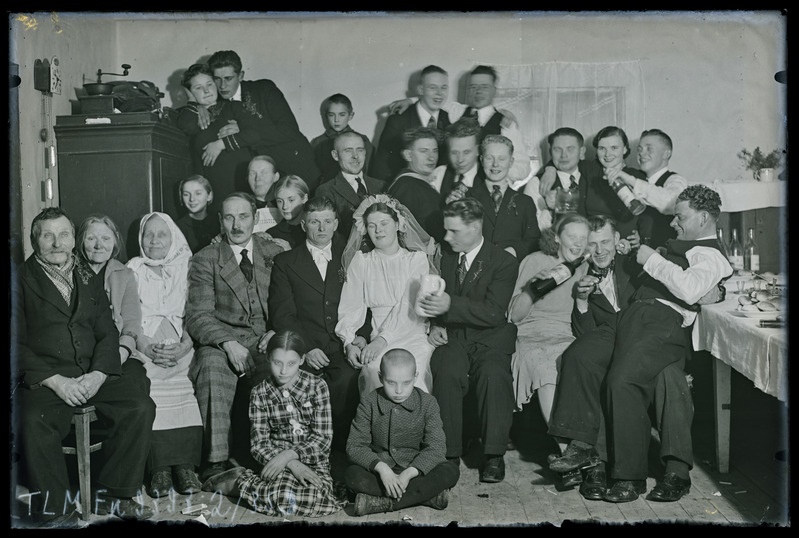 Grupiportree: Johannes ja Aliide Rikmanni pulmad Tuhala Vanakubja talus