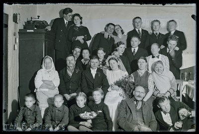 Grupiportree: Johannes ja Aliide Rikmanni pulmad Tuhala Vanakubja talus  similar photo