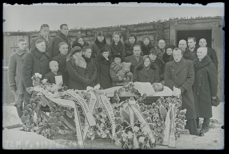 Grupiportree: Karoni perest matused Orus