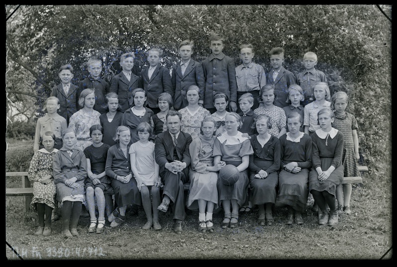 Grupiportree: tundmatud õpilased ja õpetajad poseerimas fotograafile.
