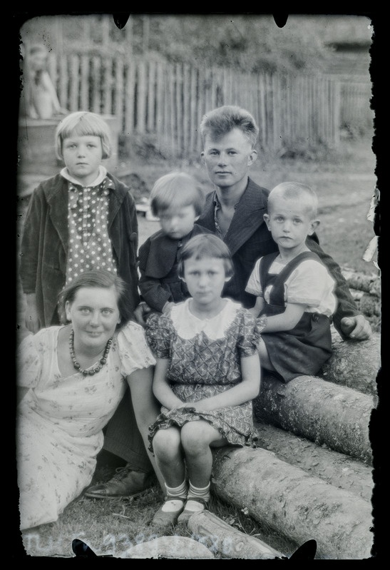 Grupiportree I rida vasakult esimene: Alma Hammer, II r v esimene: Ellen Soosalu (Kulli talu, Nõrava küla), ülejäänud tundmatud.