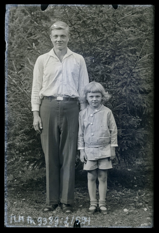 Kaksikportree vasakult: Enno Seppik väikese vennaga.