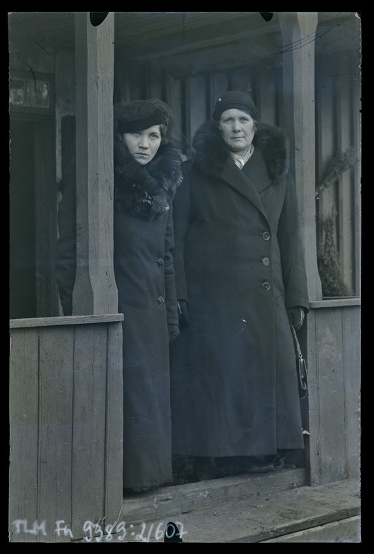 Kaksikportree vasakult: Leida Rebane, tundmatu naine.