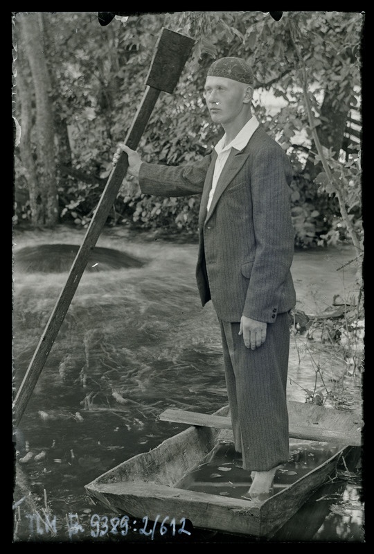 Portree: Erich Asveid, Vaidast.