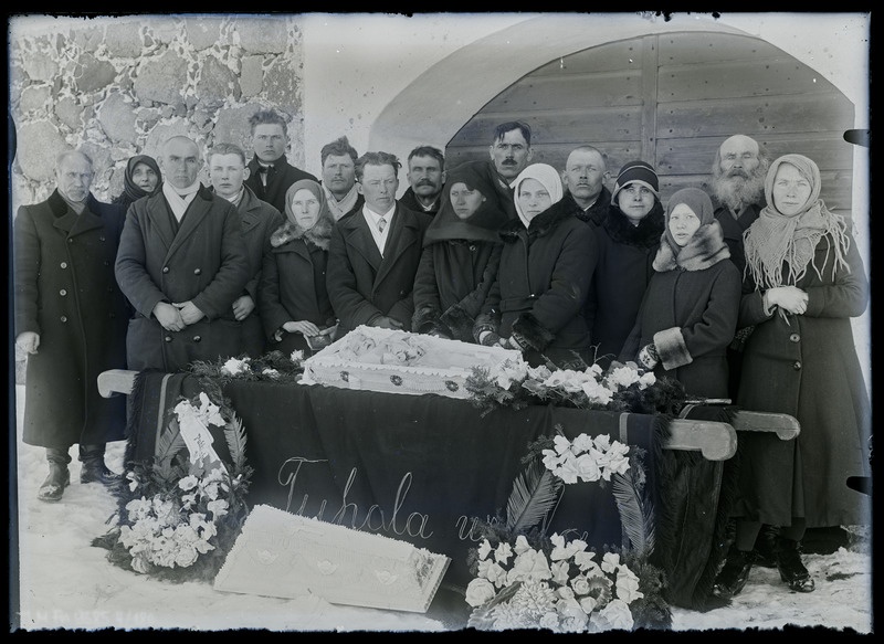 Matused: Juhan Raudsepa väikese tütre matused, leinajad avatud sarga ümber Tuhala kalmistu kabeli ees.