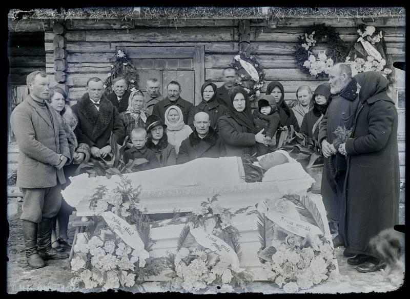 August Vöörmanni matused, leinajad avatud sarga juures talumaja ees.