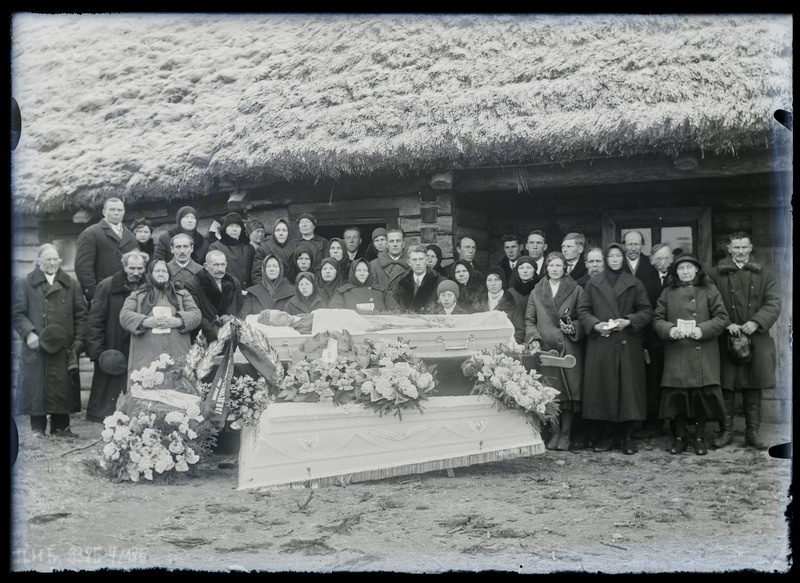 Johannes Käes'i matusepilt Otsa talus.