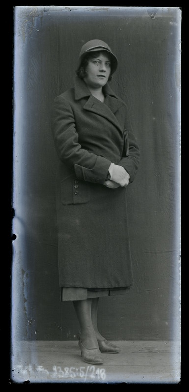 Portree: tundmatu naine poseerib fotograafile.