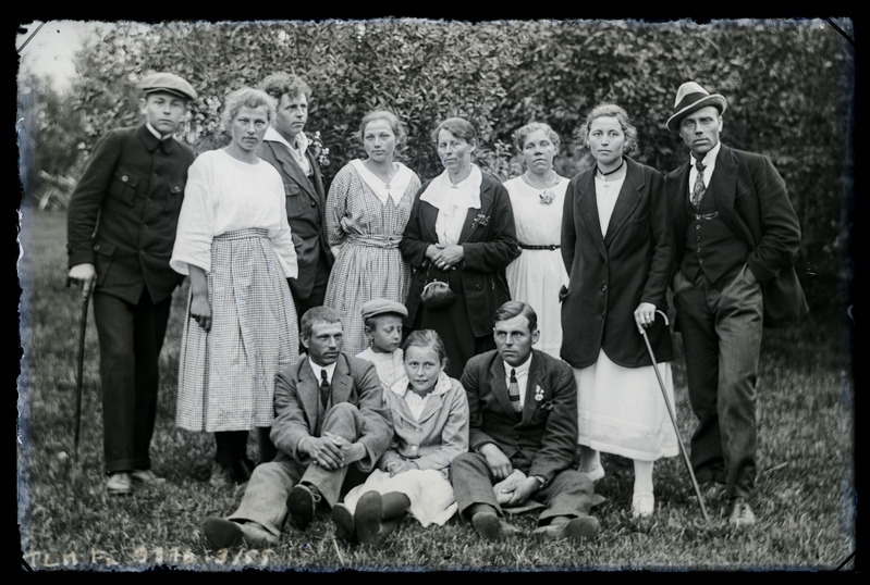 Grupiportree: Tuhala Vainu talu rahvas (Theodor Altermanni sugulased)