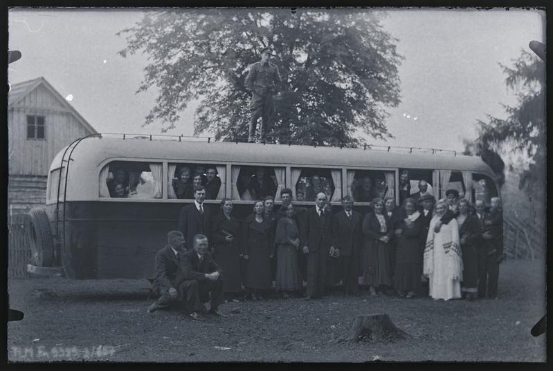 Grupiportree: August Puuranna pulmakülalised autobussiga Mätassoo talu hoovis.