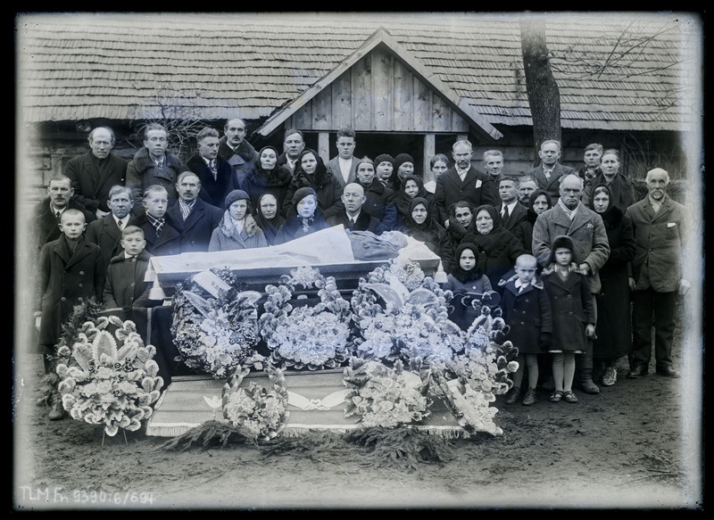 Grupiportree: Juhan Kattenbachi matus, leinajad avatud sarga juures talumaja ees.