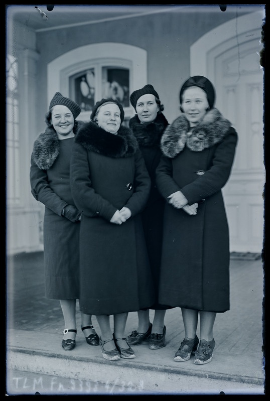 Grupiportree: tundmatud naised