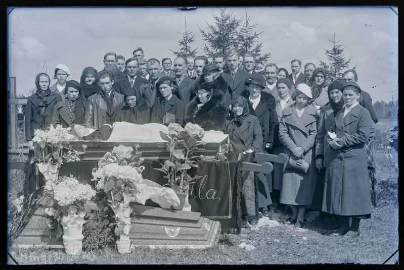 Grupiportree: leinajad Väljamäe talust pärit tundmatu naise avatud sarga juures Tuhala kalmistul.