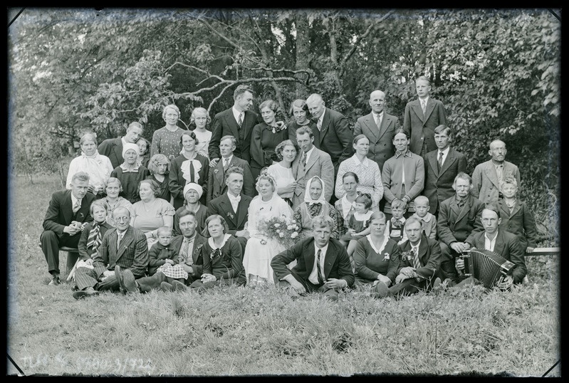 Grupiportree: Oskar ja Selma Lutsoja pulmad, pruutpaar koos pulmakülalistega.