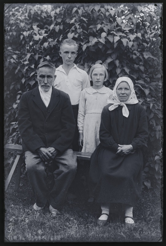 Grupiportree vasakult: Kaarel, Hugo, Leili ja Liisa Lutsoja.