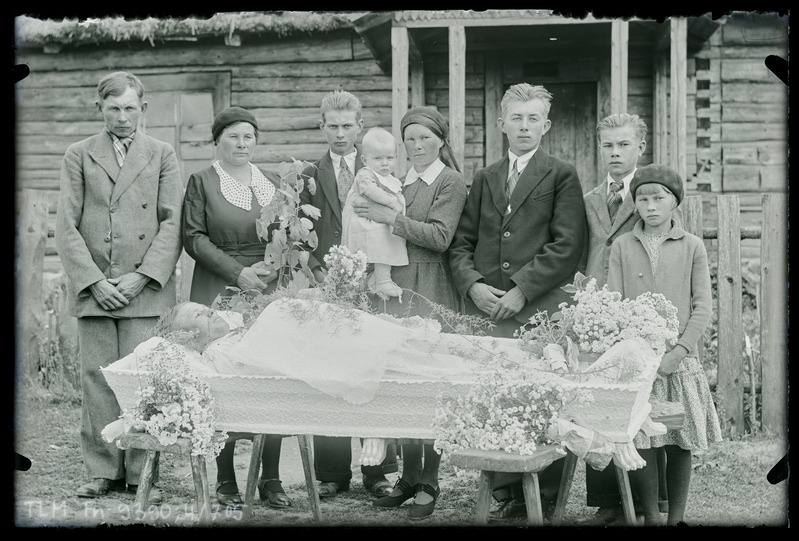 Grupiportree: leinajad avatud sarga juures, perekond Kloostrid Kütke talust, Nõrava küla.