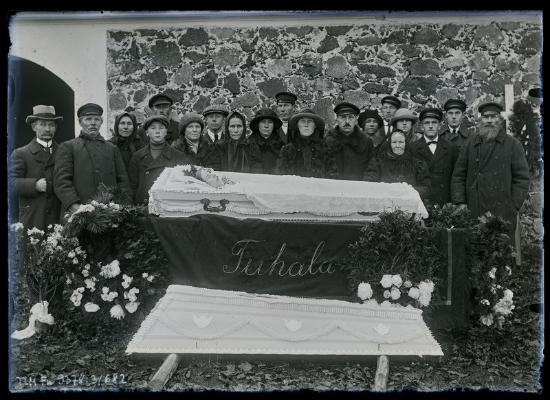 Grupiportree: Helmi Jelts matus, tundmatud leinajad avatud sargaga Tuhala kalmistu kabeli ees, 19.11.1924.