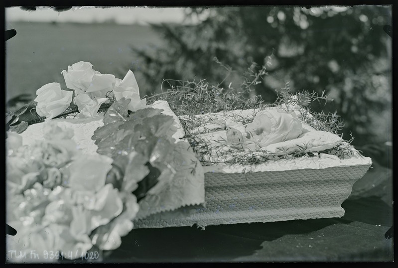 Tundmatu väikelapse matus, vaade avatud sargale.