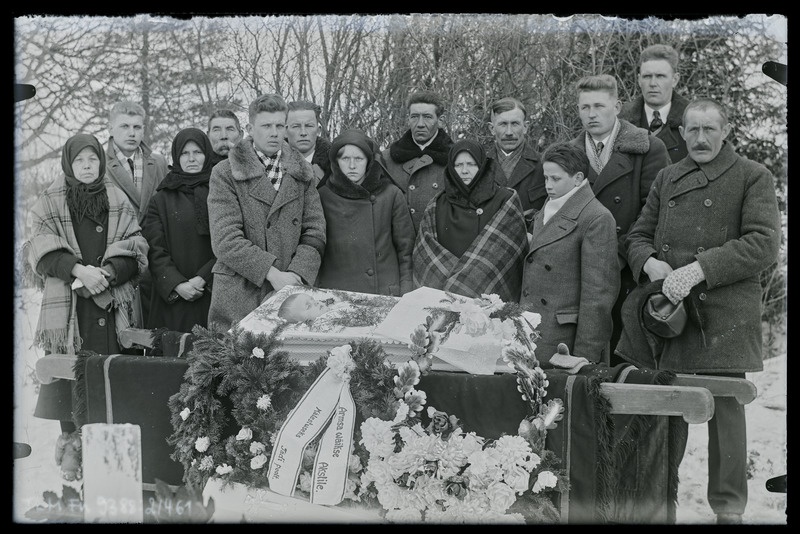 Grupiportree: Helga Angelbachi poja matused, leinajad avatud sarga ümber.