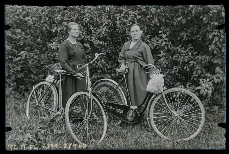Paarisportree: Aino ja Linda Rohu, Vanatoa naised jalgratastega