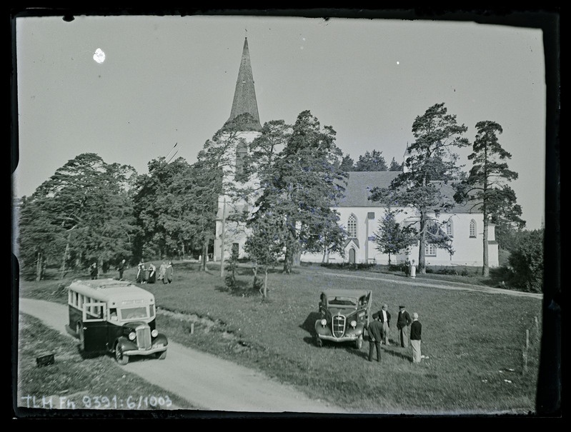 Vaade: Tuhala kirik, esiplaanil autobuss ja veoauto. Tuhala kiriku koguduse ekskursioon.