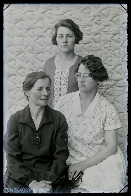 Grupiportree: vasakult: Marie, Liine ja Liisi Siimar (Kuke talust)