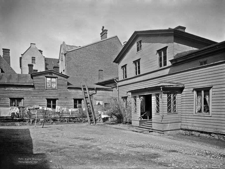 Maurinkatu 4, pihan puolelta.