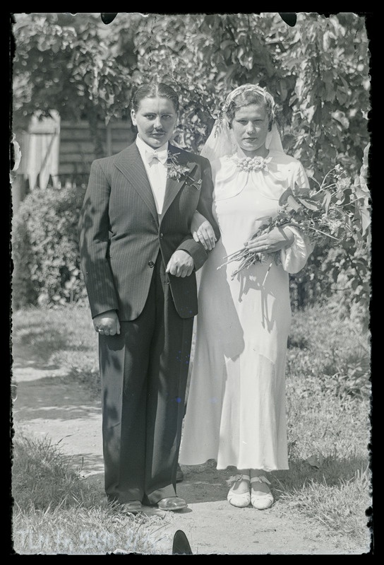 Kaksikportree: tundmatu pruutpaar Kubja talus, Pahkla külas.