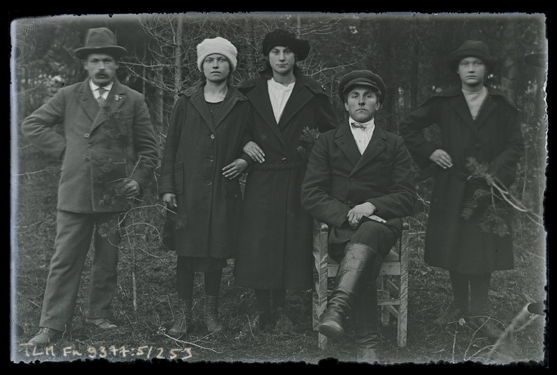 Grupiportree: meeste ja naiste seltskond