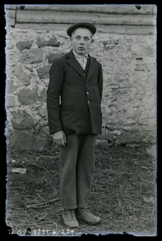 Portree: seisev noormees