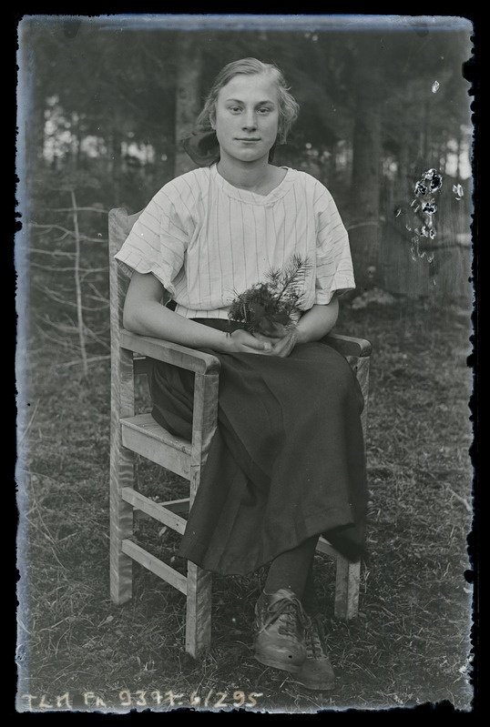 Portree: istuv tütarlaps