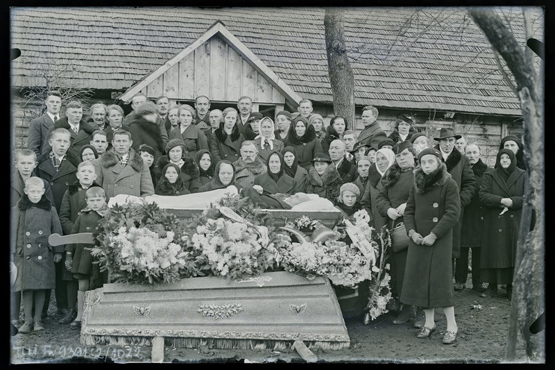 Grupiportree: leinajad avatud sarga juures Kaarel Kattenbach'i matustel Sulu talus.