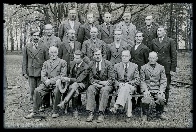 Grupiportree: 17 tundmatut meest väljas fotograafile poseerimas.