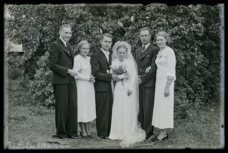 Grupiportree: Leida ja Joh. Kadaku pulmad. Vasakult: Edgar Kadak, Piilberg, Lonny, Joh. Kadak, Leida Kadak, Asta Kadak