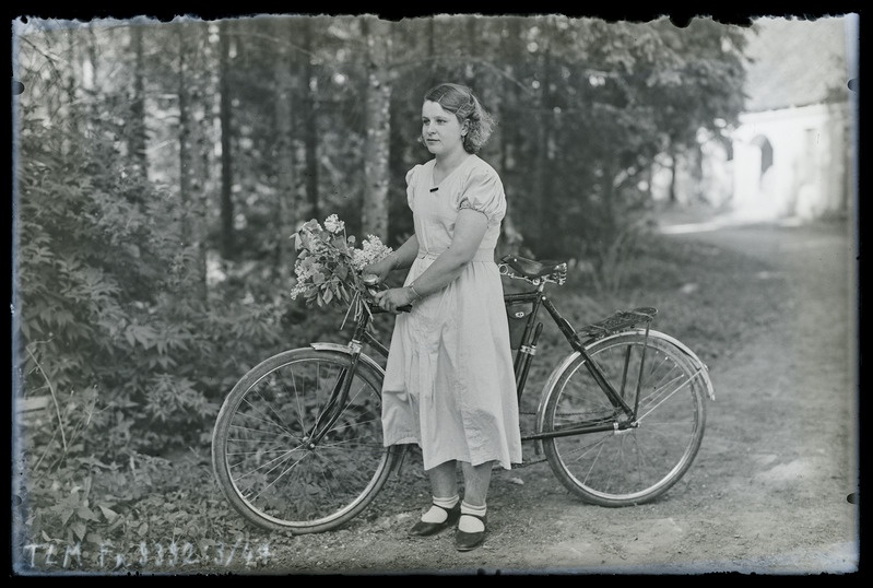 Naine jalgrattaga Tuhala pargis