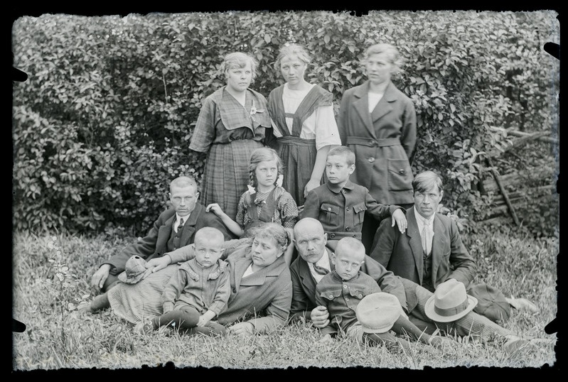 Grupiportree: Mätasoo talu rahvas (Artur Puuranna kodus)