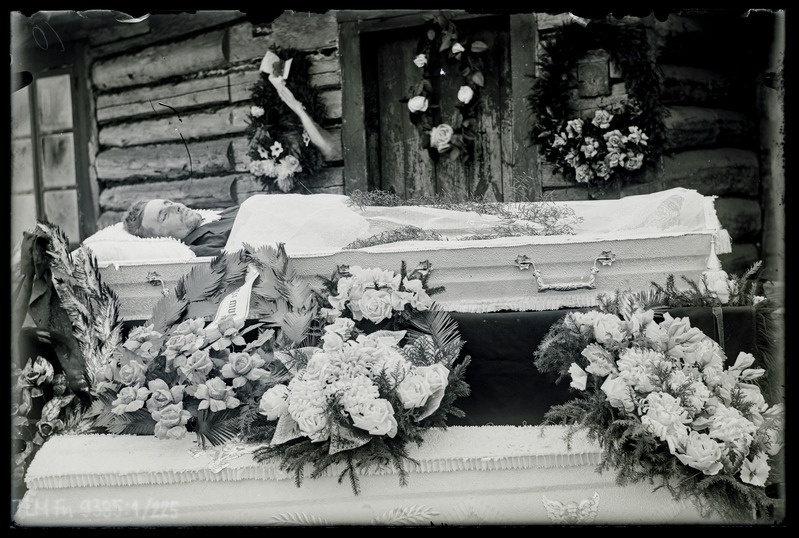 Matus: tundmatu surnud mees avatud kirstus talumaja ees.